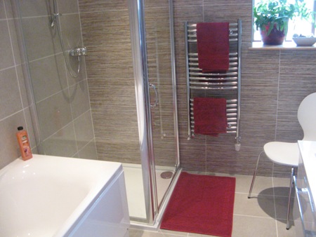 Llyn Holidays - ground floor bathroom