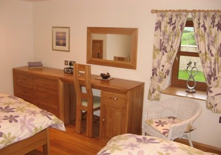 Llyn Holidays - downstairs bedroom
